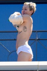 Miley Cyrus topless changing her shirt in Sydney