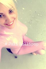 Juli's cute pink selfie