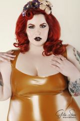 Tess Munster in Gold
