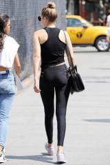 Gigi Hadid in leggings [MIC]