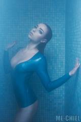 Shower in transparent blue (Lotte Groeneweg)