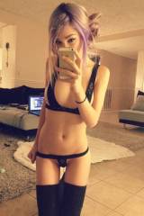 Camgirl Lilmskitten in a tiny bra and panties