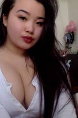 Cute webcam cleavage