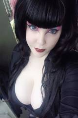 Some awesome Elvira cosplay cleavage