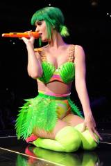 Katy Perry on her knees (x-post from /r/OnStageGW)