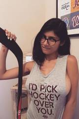Mia Khalifa picks hockey over you