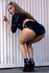 Hot girl Jenifer Lopez prefer sexy shorts than oth...