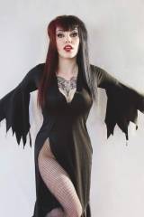 I need to source this Elvira cosplayer...