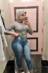 Curvy Hijab Selfie
