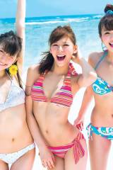 Mariya Nishiuchi and friends at the beach