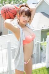 Ikumi Hisamatsu playing basketball