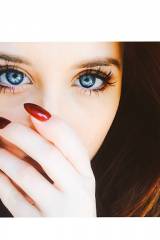 Blue eyes, red nails