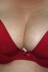 Real 38GGs amateur cleavage in red bra